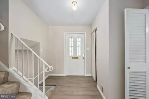 Entry Way - 6530 Ashlawn Ct, Springfield, VA 22150 photo 2 of 5
