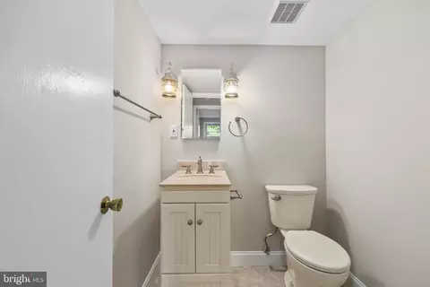 Bath - 6530 Ashlawn Ct, Springfield, VA 22150 photo 3 of 3