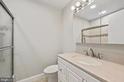 Bath - 6530 Ashlawn Ct, Springfield, VA 22150 photo 2 of 3