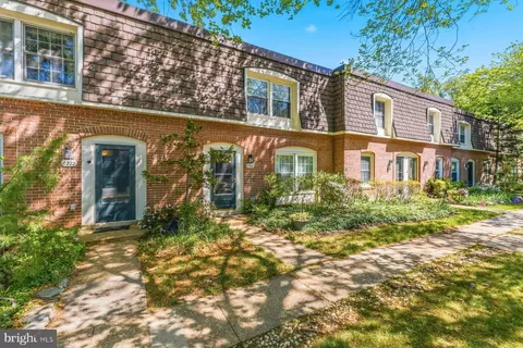 8220 Carrleigh Pkwy #11, Springfield, VA 22152