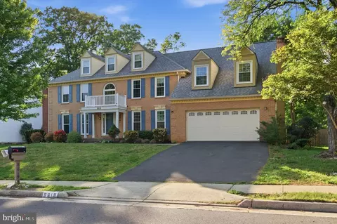 8619 Oak Chase Cir, Fairfax Station, VA 22039