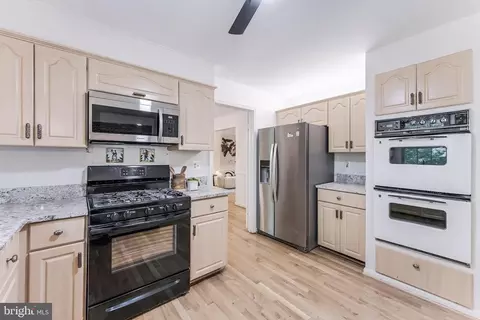 Kitchen - 11488 Bingham Ter, Reston, VA 20191 photo 5 of 7