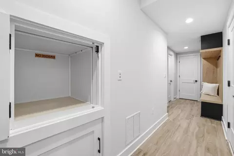Entry Way - 6514 Byrnes Dr, Mclean, VA 22101 photo 23 of 25