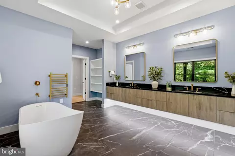 Bath - 6514 Byrnes Dr, Mclean, VA 22101 photo 4 of 9