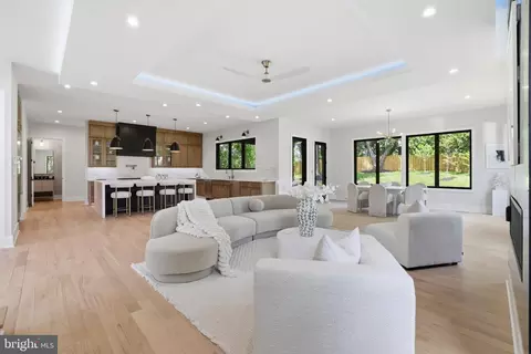 Living - 6514 Byrnes Dr, Mclean, VA 22101 photo 4 of 14