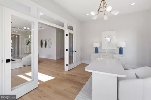 Entry Way - 6514 Byrnes Dr, Mclean, VA 22101 photo 2 of 25