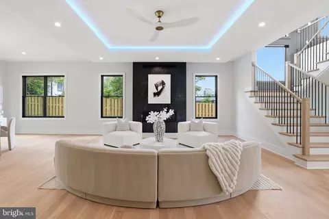 Living - 6514 Byrnes Dr, Mclean, VA 22101 photo 2 of 14