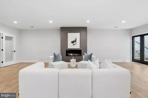 Living - 6514 Byrnes Dr, Mclean, VA 22101 photo 10 of 14