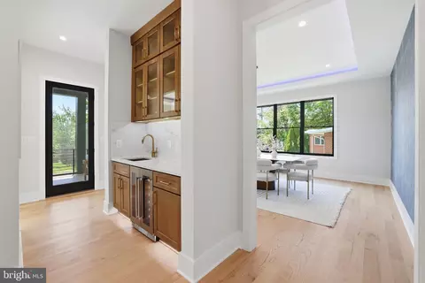 Entry Way - 6514 Byrnes Dr, Mclean, VA 22101 photo 3 of 25
