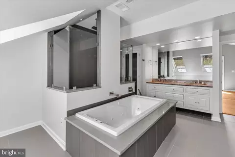 Bath - 6515 Old Chesterbrook Rd, Mclean, VA 22101 photo 2 of 7