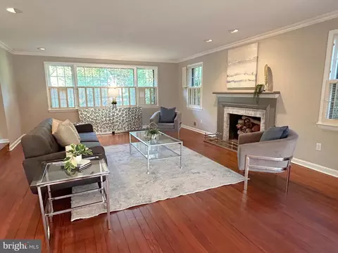 Living - 6515 Old Chesterbrook Rd, Mclean, VA 22101 photo 2 of 14