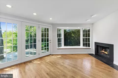 Living - 6515 Old Chesterbrook Rd, Mclean, VA 22101 photo 7 of 14