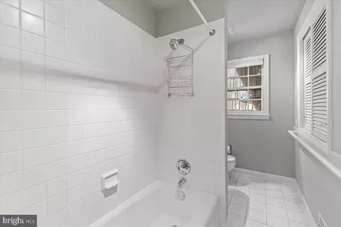 Bath - 6515 Old Chesterbrook Rd, Mclean, VA 22101 photo 6 of 7