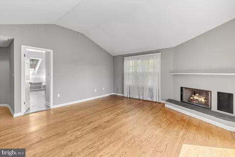 Living - 6515 Old Chesterbrook Rd, Mclean, VA 22101 photo 9 of 14