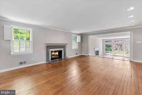 Living - 6515 Old Chesterbrook Rd, Mclean, VA 22101 photo 3 of 14