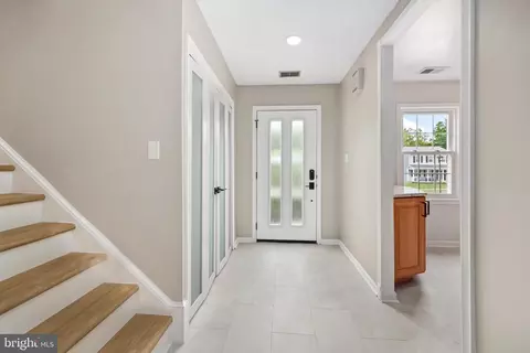 Entry Way - 8311 Timber Brook Ln, Springfield, VA 22153 photo 2 of 7