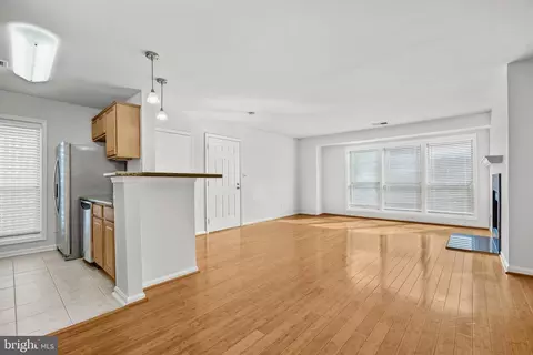 Living - 3175 Summit Square Dr #5-E12, Oakton, VA 22124 photo 5 of 7