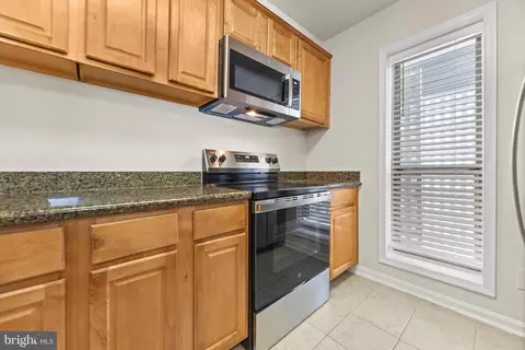 Kitchen - 3175 Summit Square Dr #5-E12, Oakton, VA 22124 photo 4 of 4