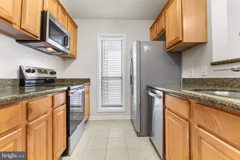 Kitchen - 3175 Summit Square Dr #5-E12, Oakton, VA 22124 photo 2 of 4
