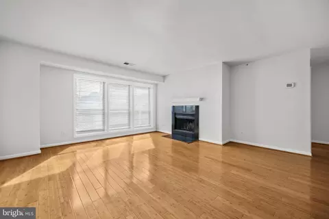 Living - 3175 Summit Square Dr #5-E12, Oakton, VA 22124 photo 3 of 7