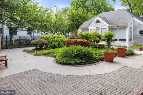Exterior - 3175 Summit Square Dr #5-E12, Oakton, VA 22124 photo 5 of 5
