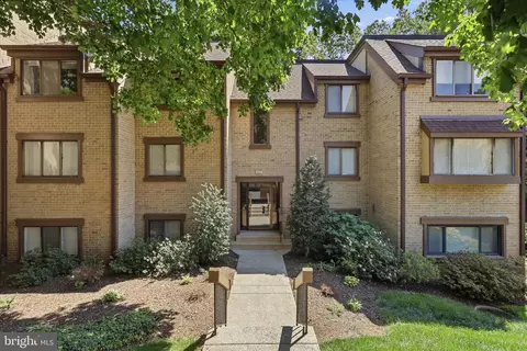 1637 Parkcrest Cir #8E/300, Reston, VA 20190