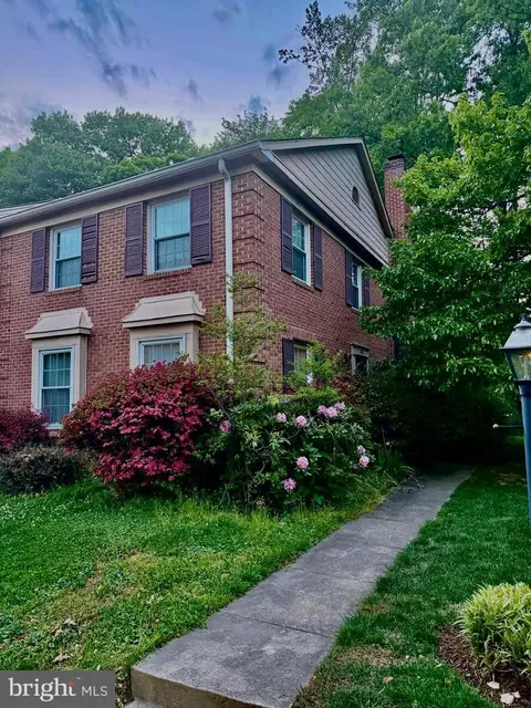 8002 Bethelen Woods Ln, Springfield, VA 22153