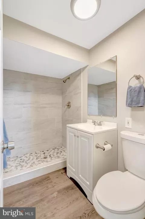 Bath - 8909 Victoria Rd, Springfield, VA 22151 photo 5 of 5