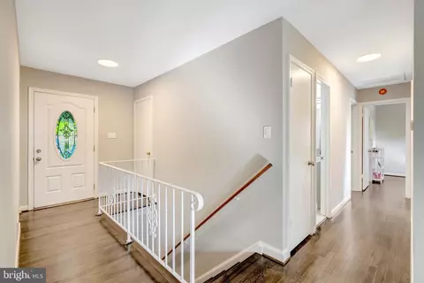 Entry Way - 8909 Victoria Rd, Springfield, VA 22151 photo 2 of 5