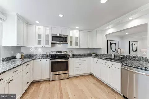 Kitchen - 1654 Barnstead Dr, Reston, VA 20194 photo 4 of 6