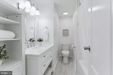 Bath - 1654 Barnstead Dr, Reston, VA 20194 photo 4 of 4