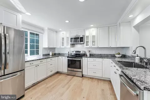 Kitchen - 1654 Barnstead Dr, Reston, VA 20194 photo 5 of 6