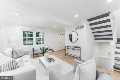 Living - 1654 Barnstead Dr, Reston, VA 20194 photo 3 of 8
