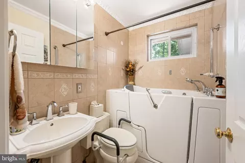 Bath - 6813 Landor Ln, Springfield, VA 22152 photo 3 of 3