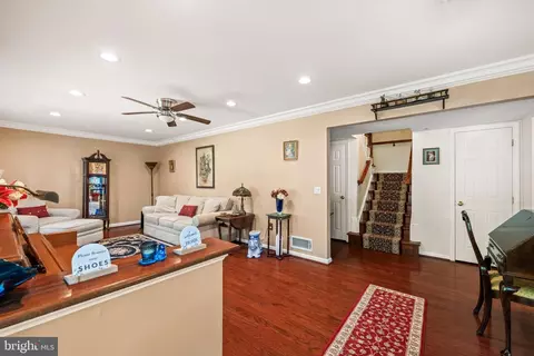 Entry Way - 6813 Landor Ln, Springfield, VA 22152 photo 2 of 7