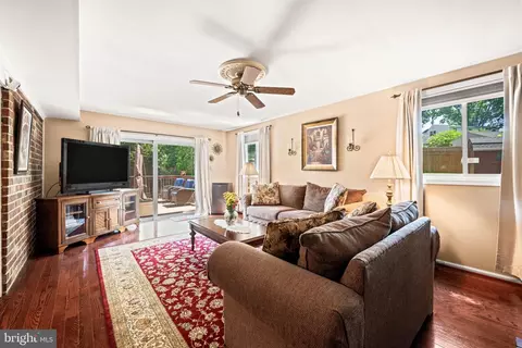 Living - 6813 Landor Ln, Springfield, VA 22152 photo 2 of 2