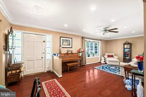 Entry Way - 6813 Landor Ln, Springfield, VA 22152 photo 3 of 7