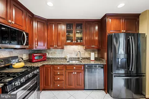 Kitchen - 6813 Landor Ln, Springfield, VA 22152 photo 2 of 4