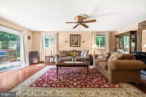 Living - 6813 Landor Ln, Springfield, VA 22152 photo 1 of 2