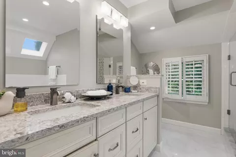 Bath - 7905 Belleflower Dr, Springfield, VA 22152 photo 1 of 4