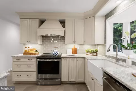Kitchen - 7905 Belleflower Dr, Springfield, VA 22152 photo 6 of 7