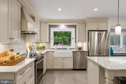 Kitchen - 7905 Belleflower Dr, Springfield, VA 22152 photo 3 of 7