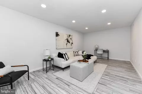 Living - 11701 Newbridge Ct, Reston, VA 20191 photo 4 of 4