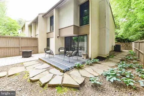 Exterior - 11701 Newbridge Ct, Reston, VA 20191 photo 4 of 10