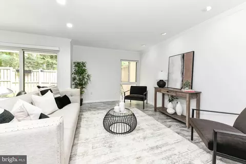 Living - 11701 Newbridge Ct, Reston, VA 20191 photo 2 of 4