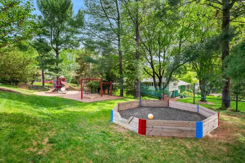 Exterior - 2519 E Meredith Dr, Vienna, VA 22181 photo 12 of 12
