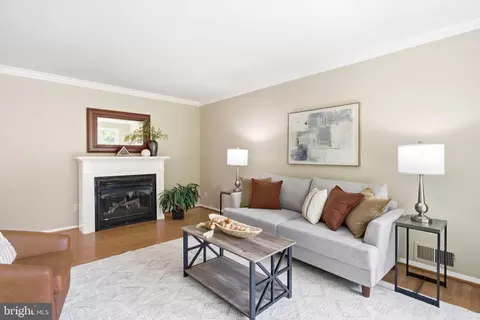 Living - 5300 Queensberry Ave, Springfield, VA 22151 photo 4 of 9