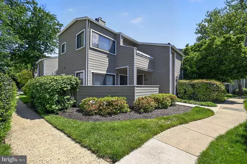 1957 A Villaridge Dr, Reston, VA 20191