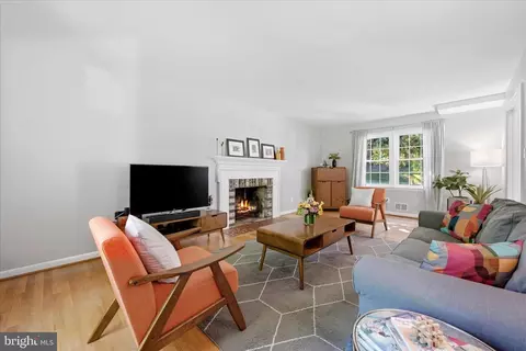 Living - 312 Broadleaf, Vienna, VA 22180 photo 2 of 2