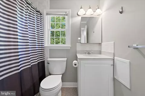 Bath - 312 Broadleaf, Vienna, VA 22180 photo 3 of 3